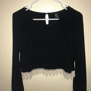 Long sleeve crop. Black with lace trim